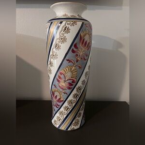 Elegant Chinese Floral Ceramic Vase